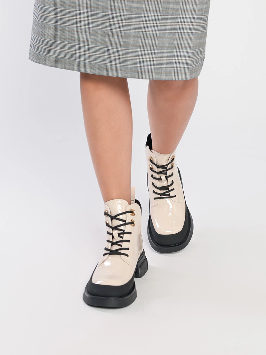 Ботинки лакированные молочного цвета со шнуровкой